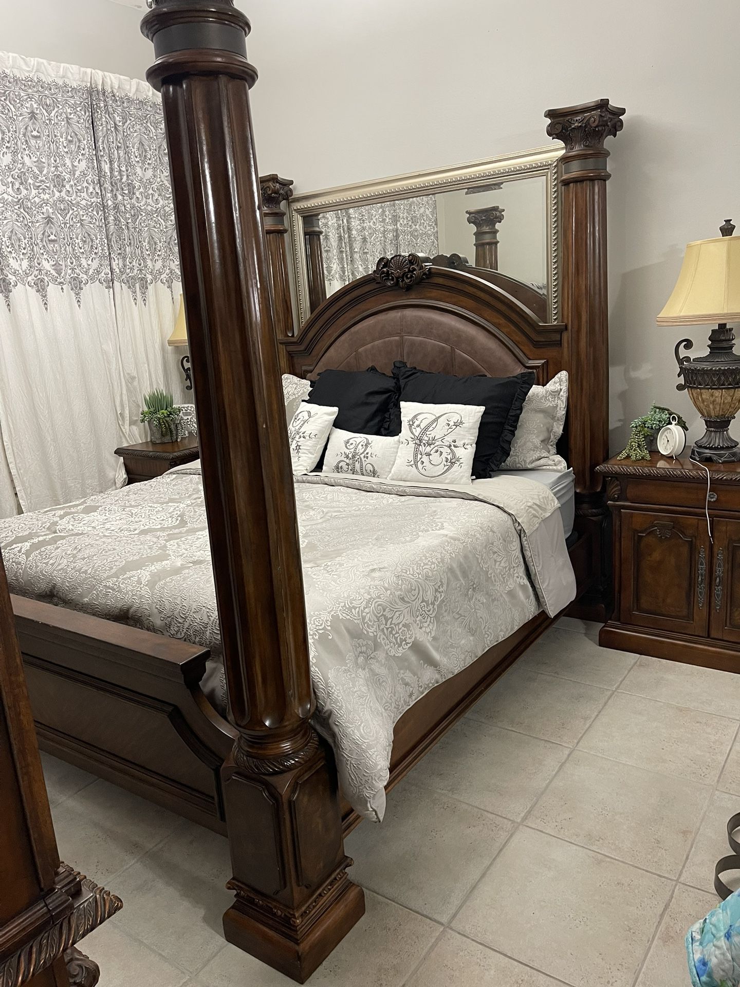 Stunning Collezione Europa King Size Bedroom Set