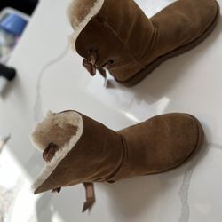 Ugg Bow Tie Size 7 Women 