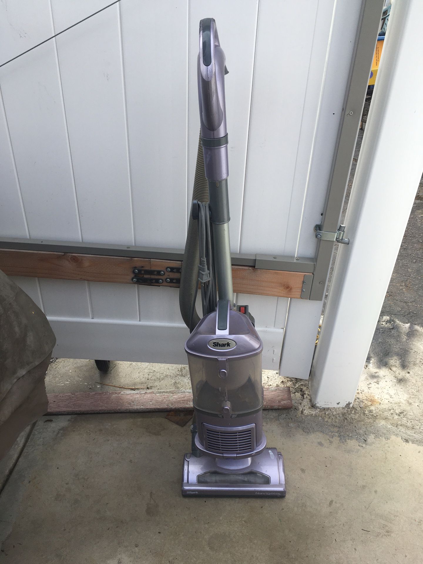 Shark vacuum in great working and cosmetic shape