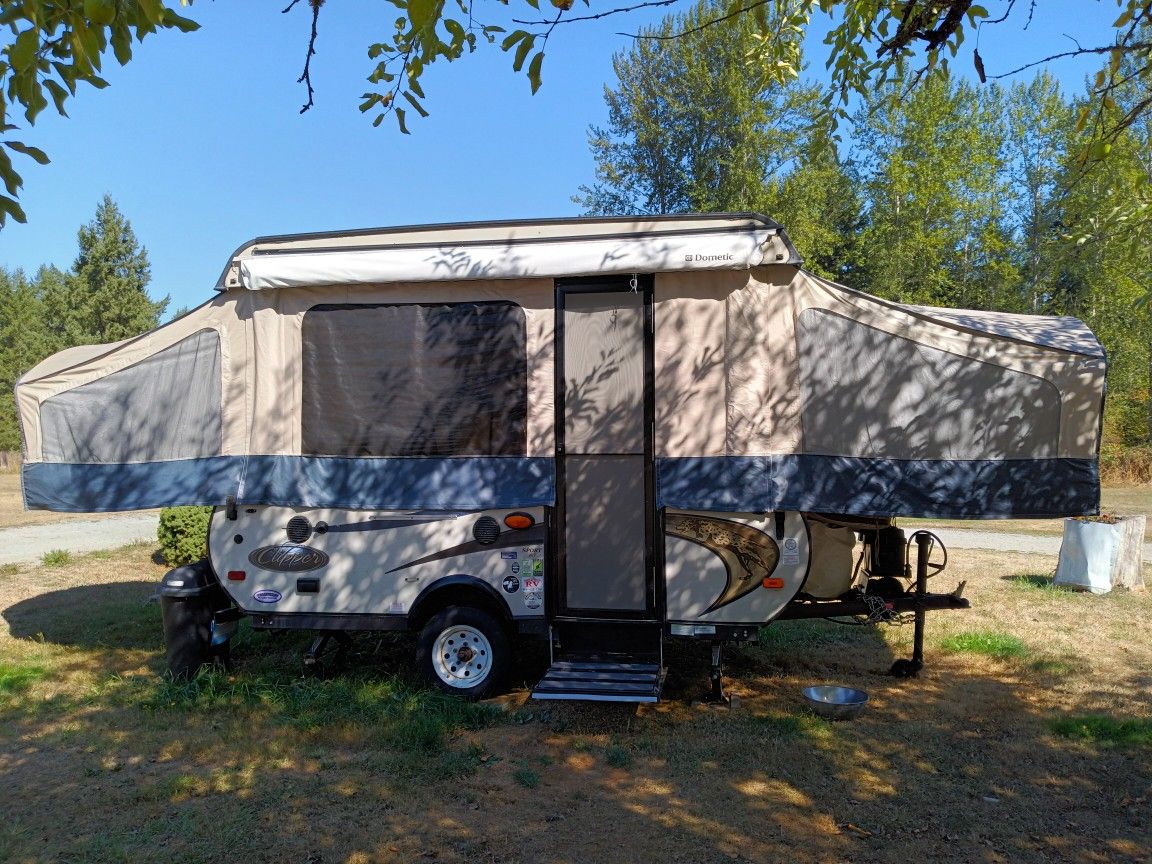 2015 Coachman Clipper popup tent