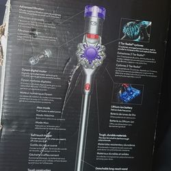 Dyson v8 *brand new in the box*
