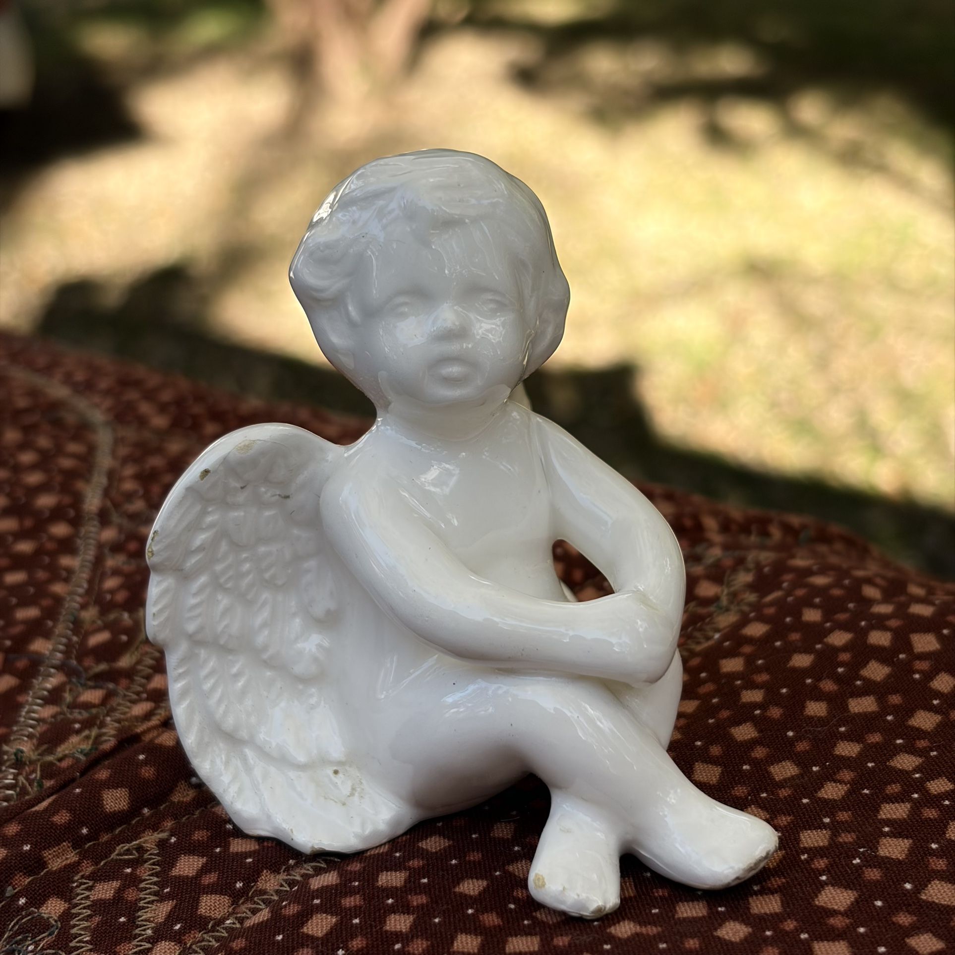 VTG DELICATE Seated ANGEL Folding Arms PORCELAIN VINTAGE FIGURINE