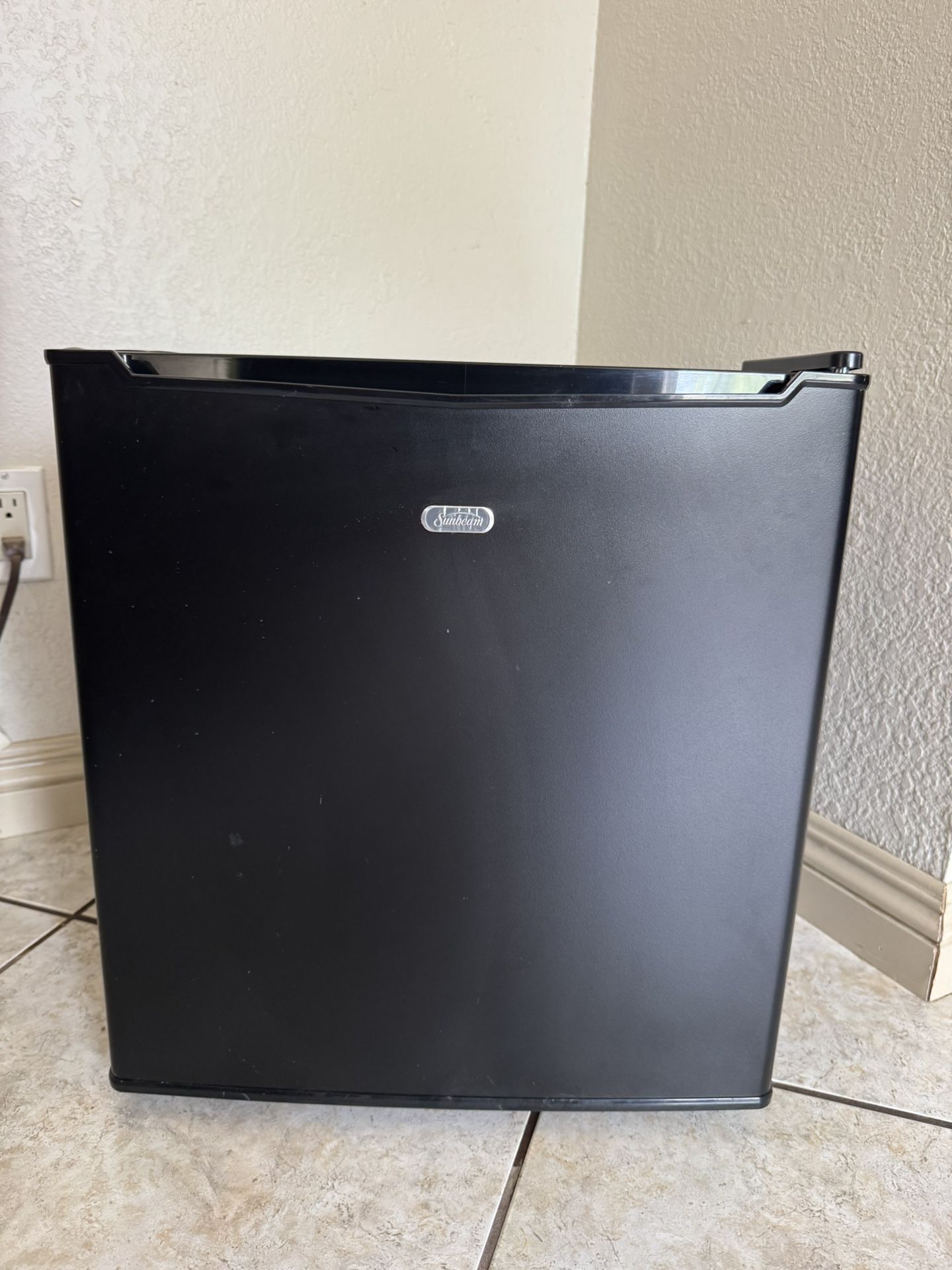 Small Sunbeam Mini Fridge