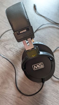 MG MG900 Wired Over-Ear Headphones