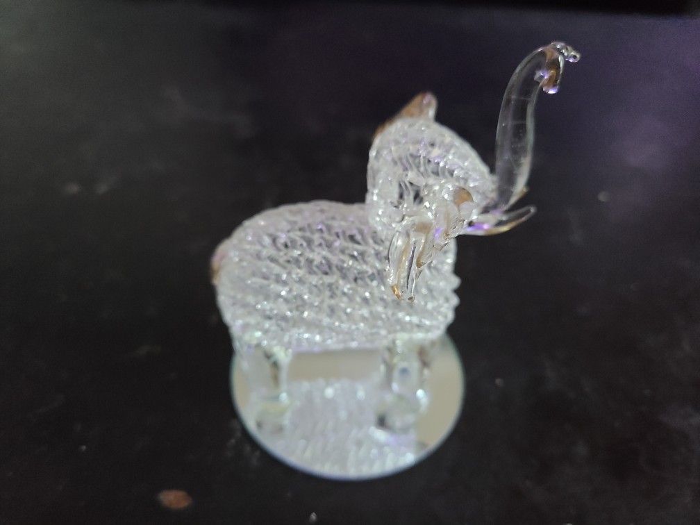 GORGEOUS NEW Spun Glass Elephant figurine.
Enhance your collection with a stunning Spun Glass elephant figurine.
