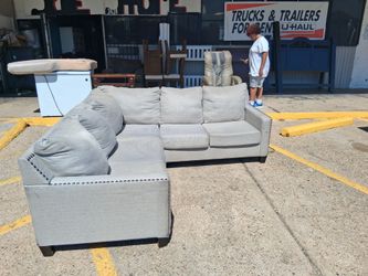 Beautiful Tufted Sectional! Free Delivery!