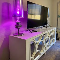 White TV Nightstand + 43" UHD 4K TV (SET)