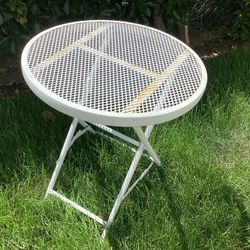 Preowned Vtg. White Wrought Iron Round Small Accent Table Foldable Outdoor Patio Stand 20” Tall 