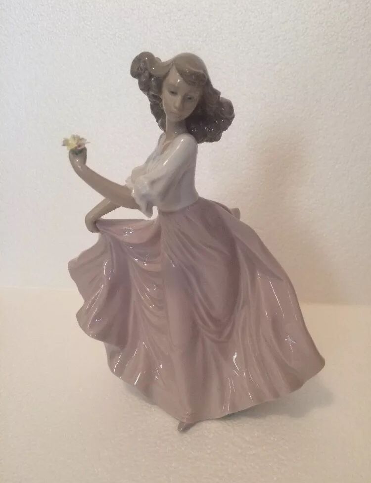 Lladro #6543 "Summer Breeze" Figurine With Box