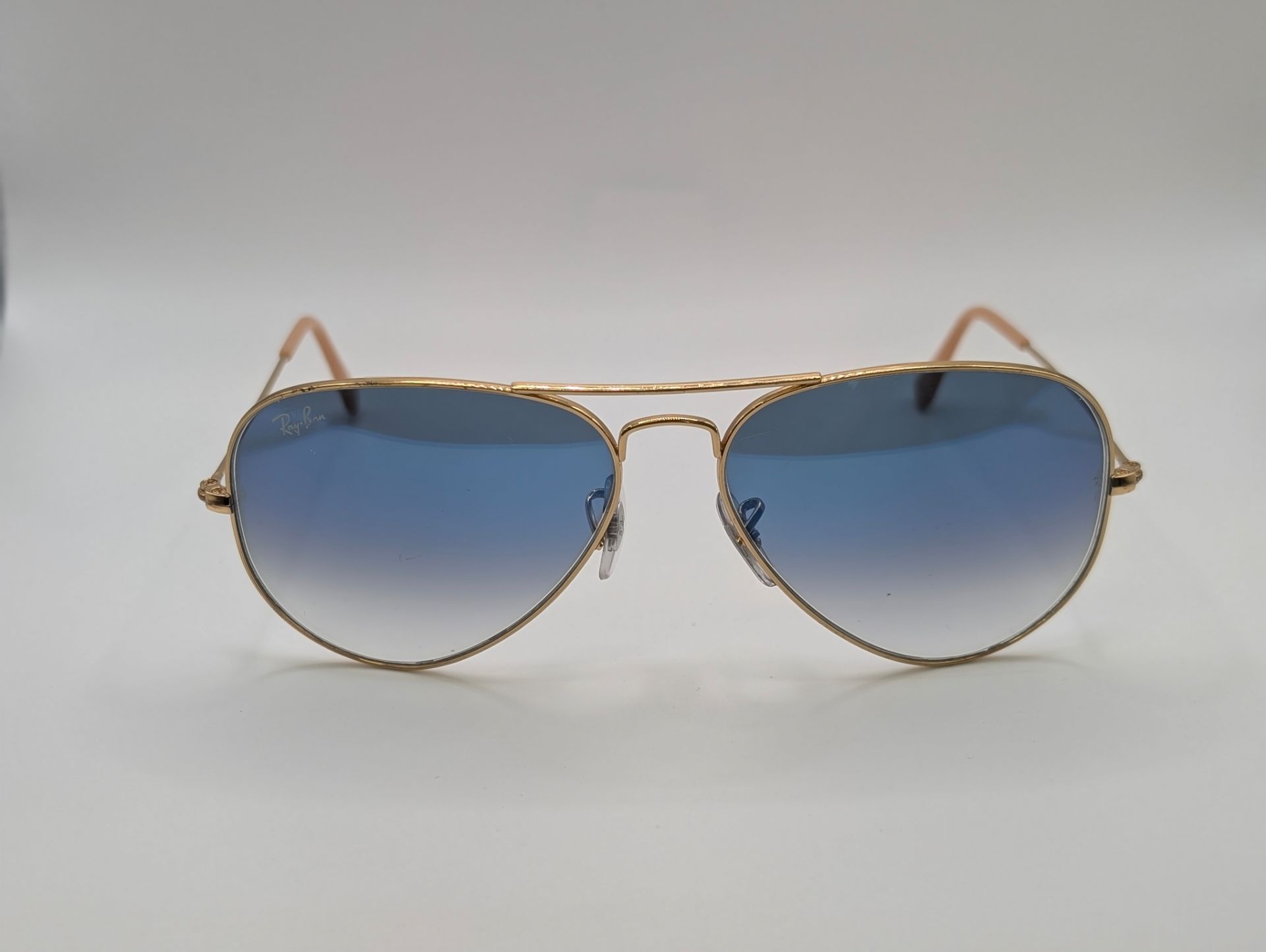Ray-Ban Aviator Large Sunglasses lightly scratched, not very noticeable