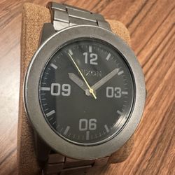 Nixon The Private - Quartz 100M Black Dial Gray Stainless Steel Bracelet Watch