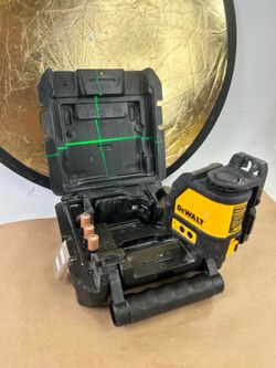 Used DW088CG green cross level laser DeWalt with case, mount, and batteries