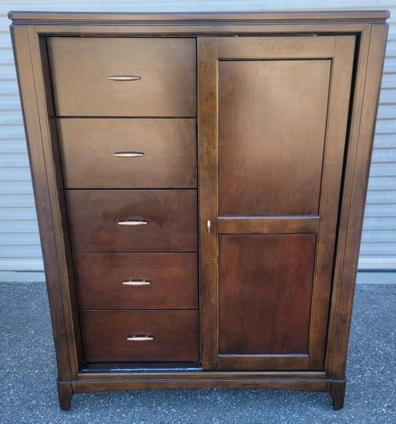 (FREE DELIVERY) Haverty's Gramercy Chest Of Drawers Dresser