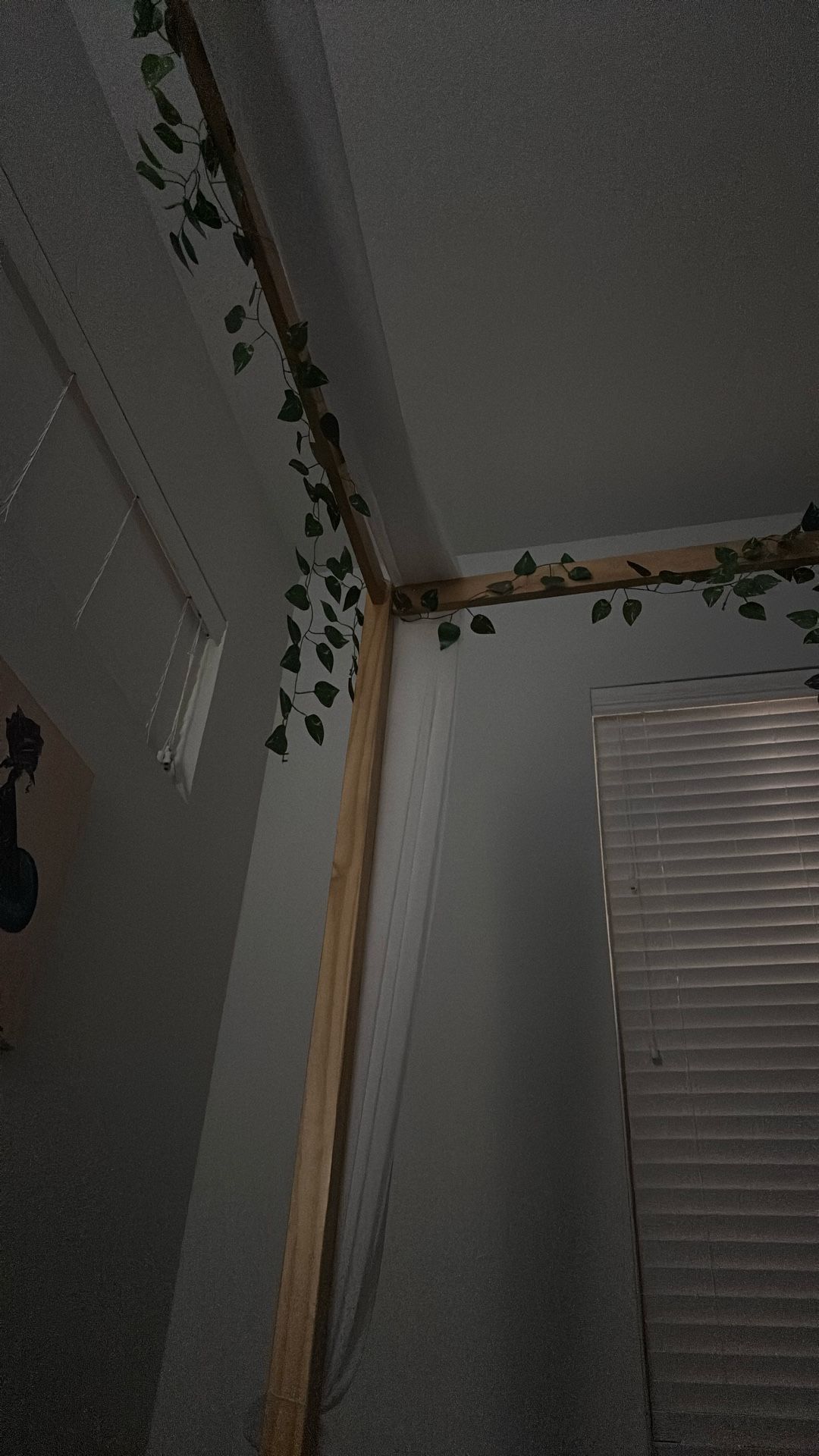 Queen size wooden canopy bed