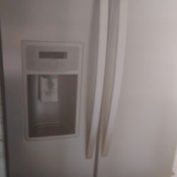 Kenmore Refrigerator, Clean, Ice Maker, Ice And Water Dispenser 