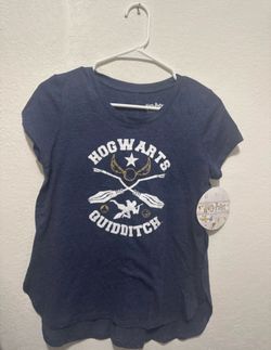 Harry Potter Hogwarts Quidditch t-shirt features a navy blue color with a distressed graphic print L younger (18)