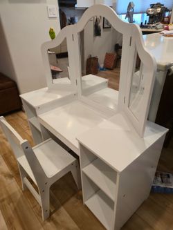 Girls vanity
