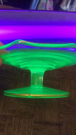 VINTAGE URANIUM PEDESTAL DISH