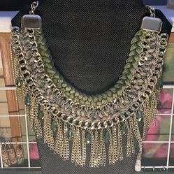 ADORABLE BOHO NECKLACE LIKE NEW AND SMOKE FREE 