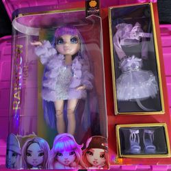 Rainbow High Fashion Dolls with this Bella Parker set! This doll set includes two fashionable outfits