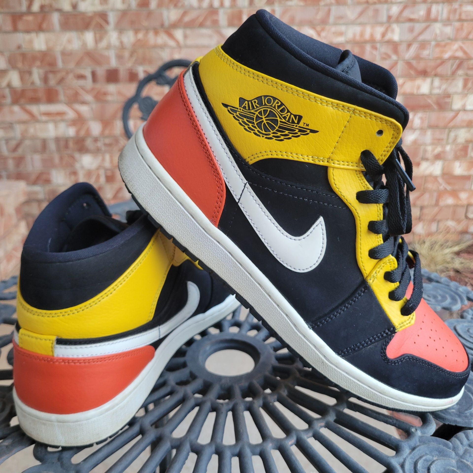 Air Jordan 1 mid SE “Amarillo”