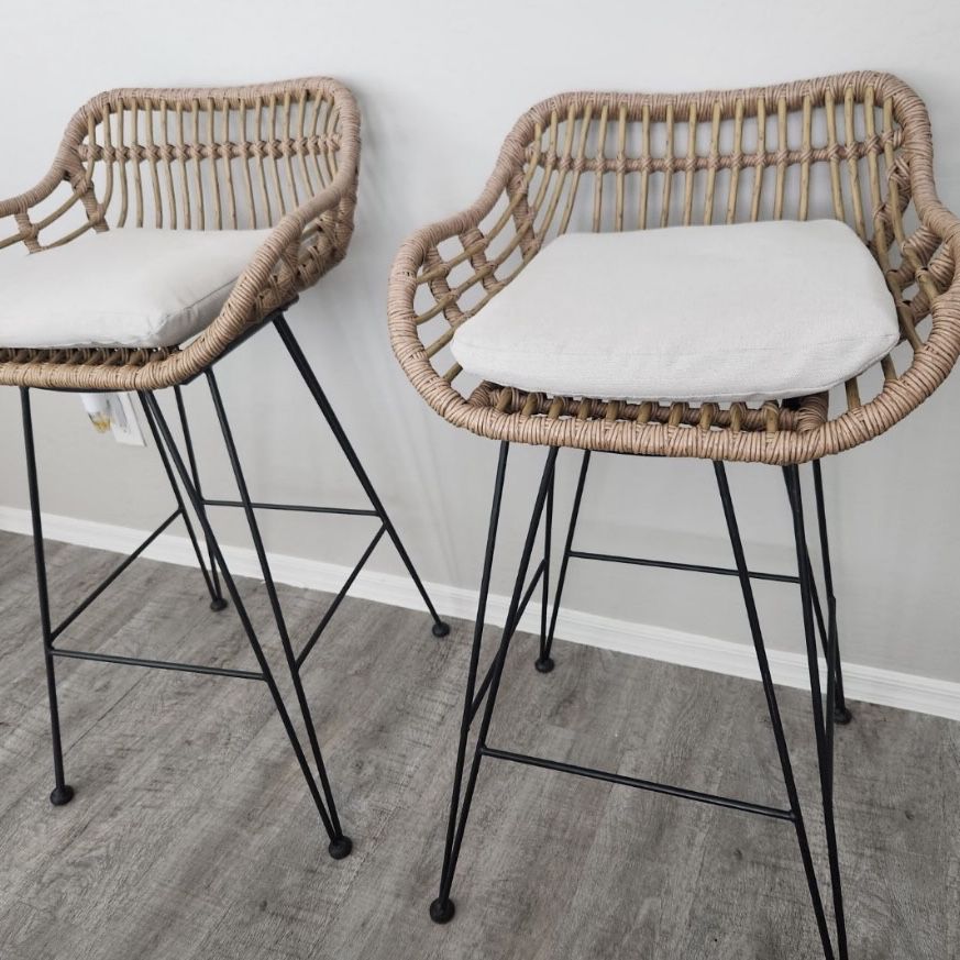 Set Of 4 Wicker Barstools With Cushions 
