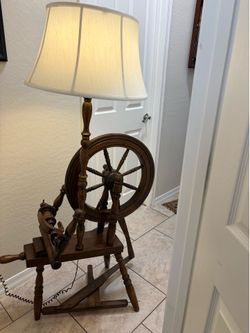Decorator Spinning Wheel Lamp