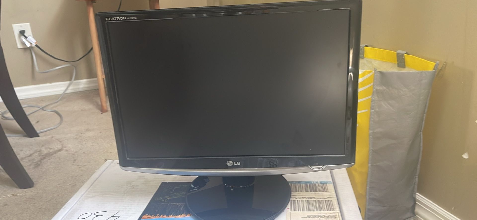 LG. COMPUTER MONITOR 19 INCH. Model FLATTROON W1952TQ
