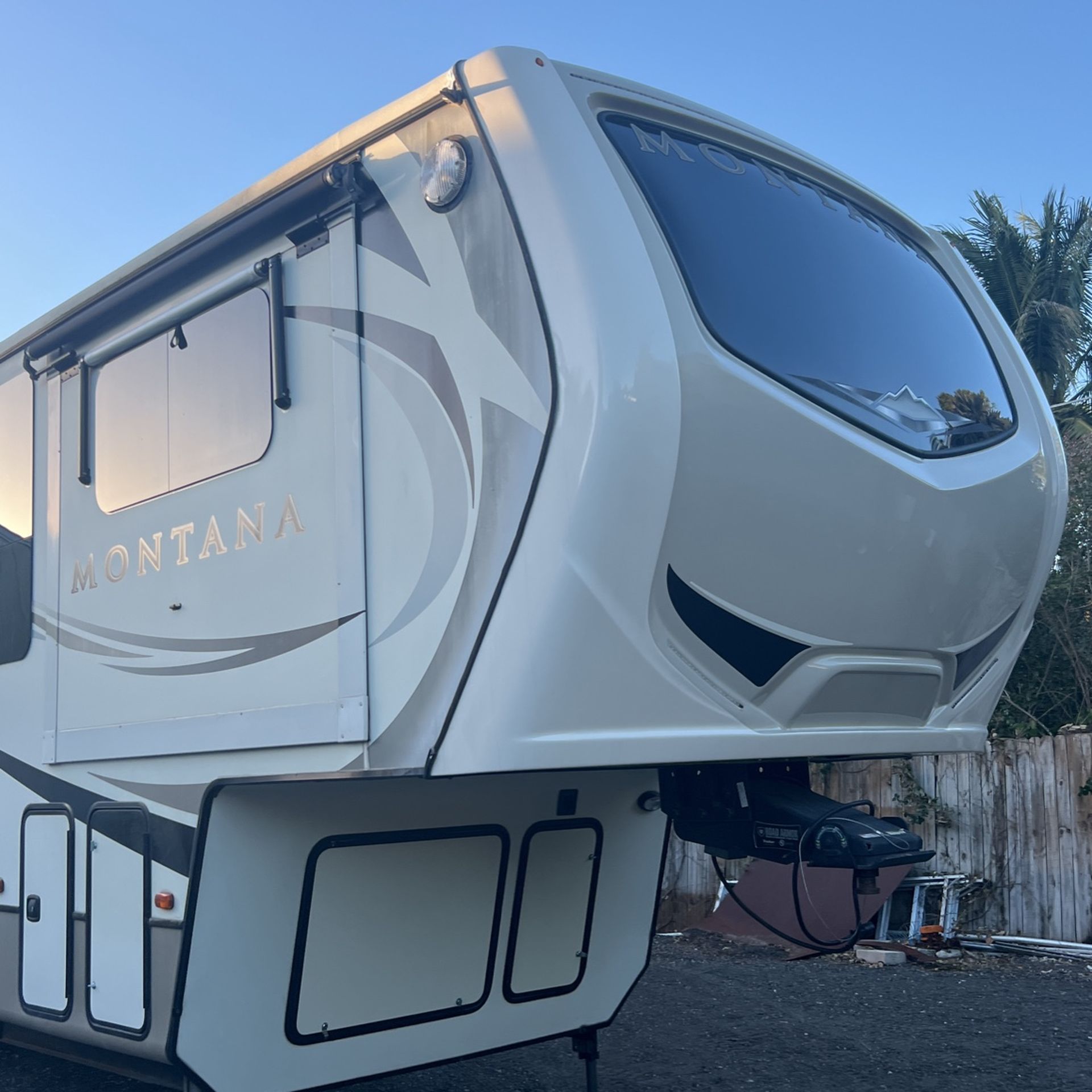 Fifth Wheel Travel Trailer Montana  2018  Six Slides