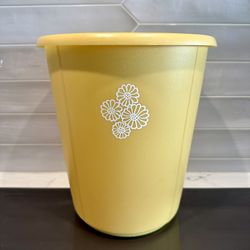 Vintage Rubbermaid vanity waste can retro harvest yellow gold with white daisies  10 3/8” tall x 9 1/4” across the top 