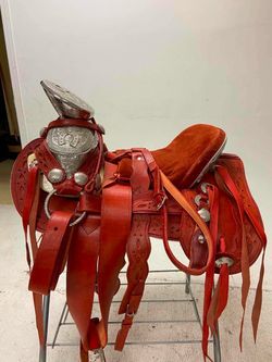 Montura charra de cuero con herraje y fuste forrado
