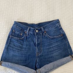 Women’s Levi’s Rolled Shorts 