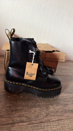 Dr. Martens Women’s Size 7 New