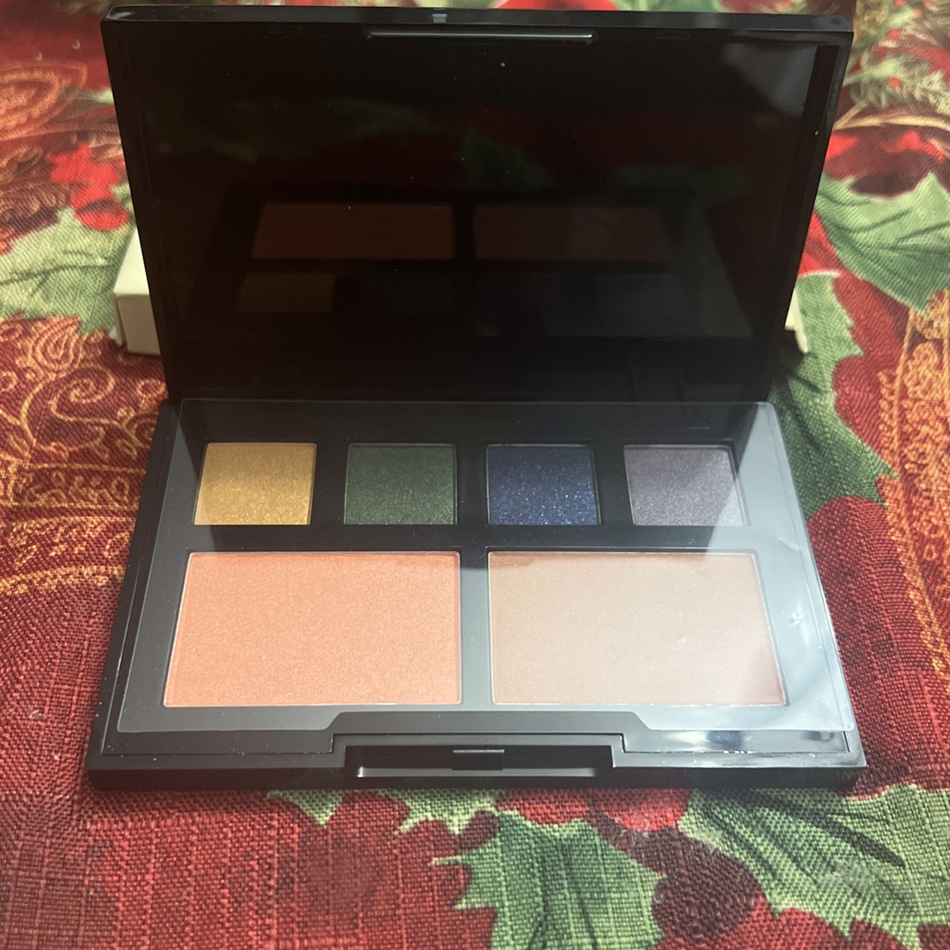 Last Minute Gift π 2 Blush & 4 Eyeshadow In Christmas Pallet πππ
πΌ