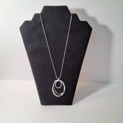 A Beautiful Necklace Silver Plated .