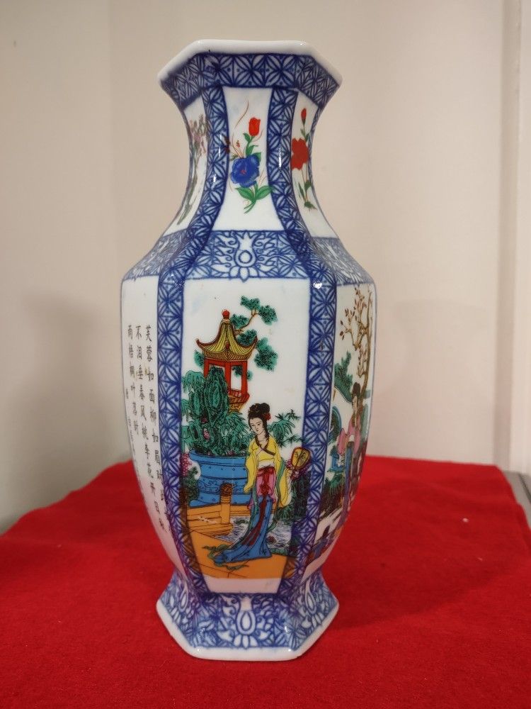 Vtg China Famille Rose Porcelain Four Beauties Palace Bottle Vase 9.5 inch Tall.