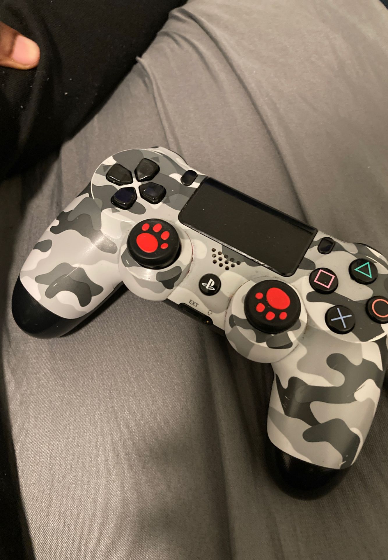 Ps4 controller (Works perfectly) Charges Perfectly- Comes with Paw grips