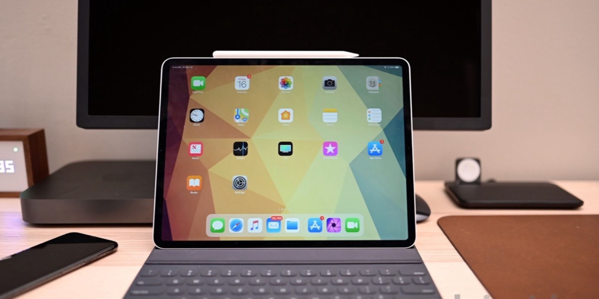 iPad Pro max 12 Comes With Keyboard And Pen ,charger