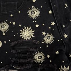 ROMWE Goth Sun & Moon Graphic Distressed Denim Shorts