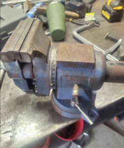 Central forge 5" swivel vise