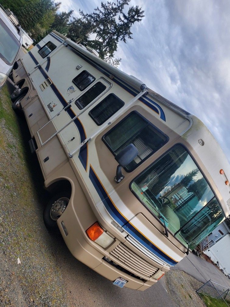 1998 Fleetwood Bounder 34"