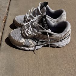Saucony Size 9.5 mens running shoe