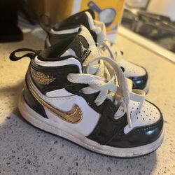 NIKE gold and black size 5C