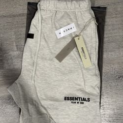 Essentials SS22’ Shorts L (Light Oatmeal )