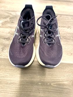 Women’s 8.5 Asics Gel Nimbus 27