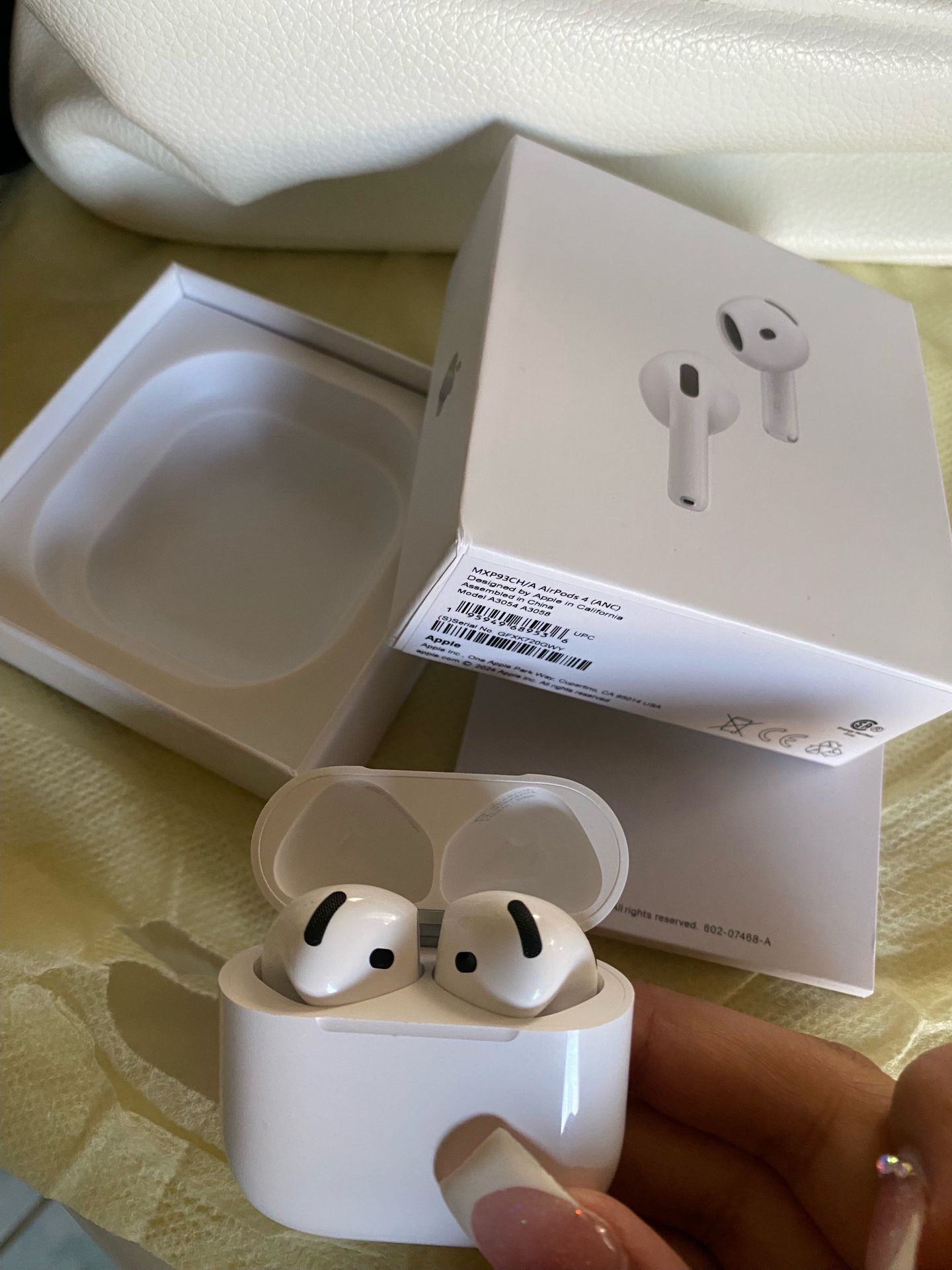 AirPods 4 Active Noise Cancelation