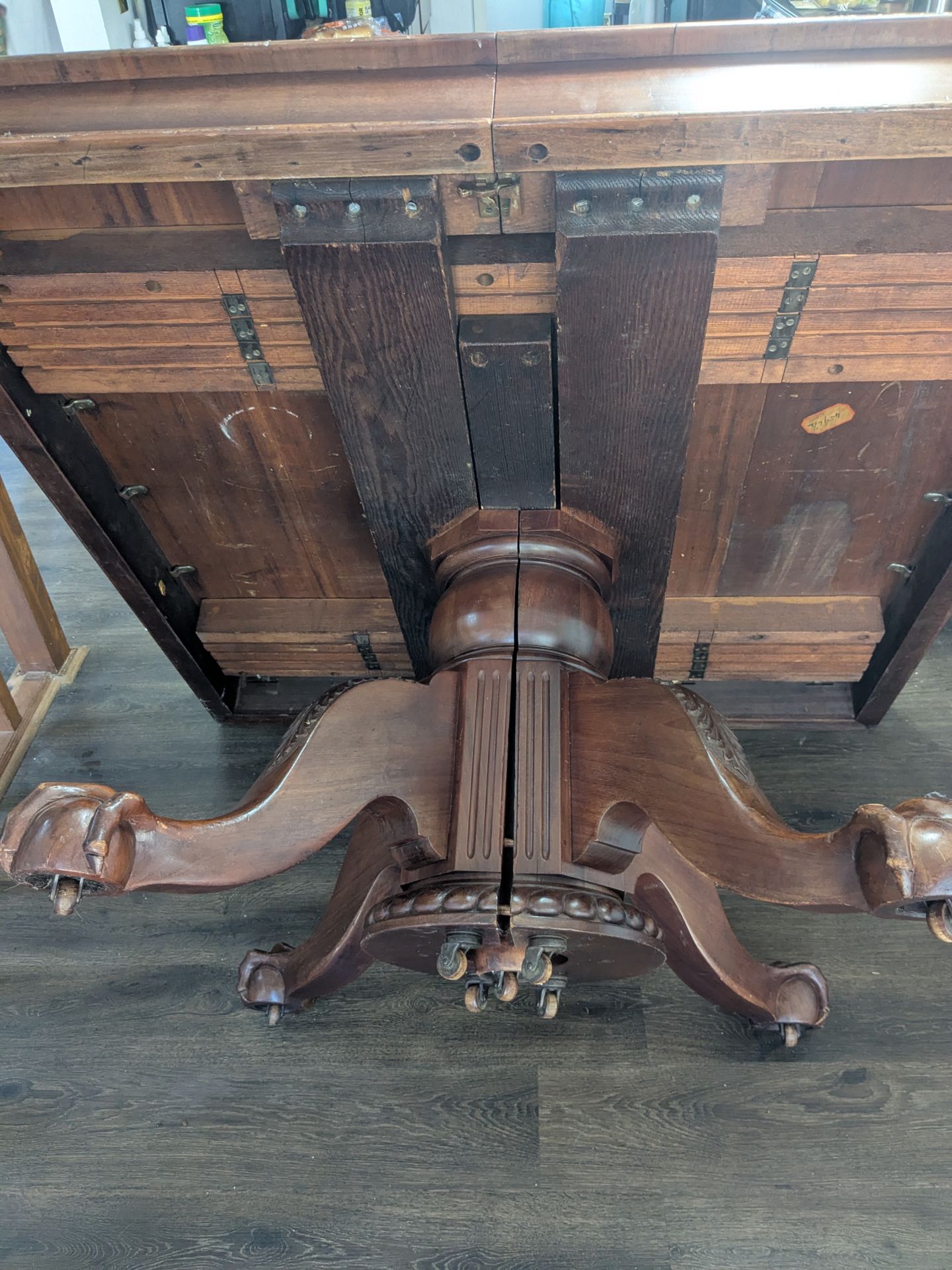 Antique claw foot round bottom 3 leaves dinning table