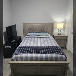 Completo Set de Dormitorio Moderno y Práctico en Excelente Estado. ¡Listo para Usar!
