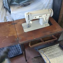  Vintage Sewing Machine  And Table 