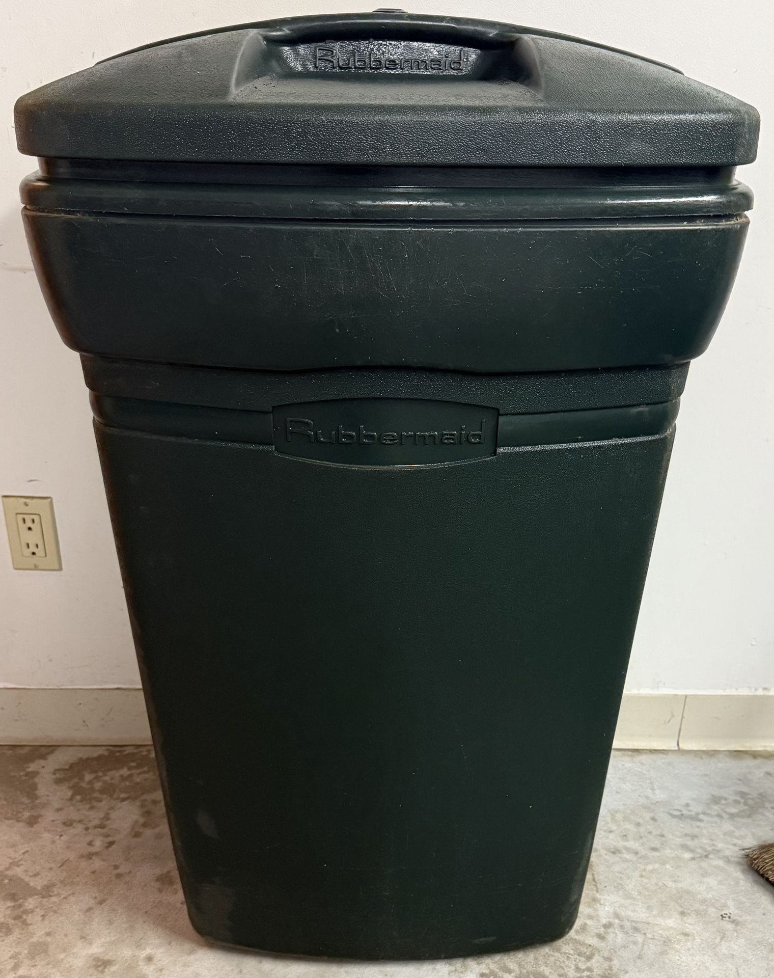 Rubbermaid Roughneck 45 Gallon Rollaway Trash Can with Lid Seldom Used